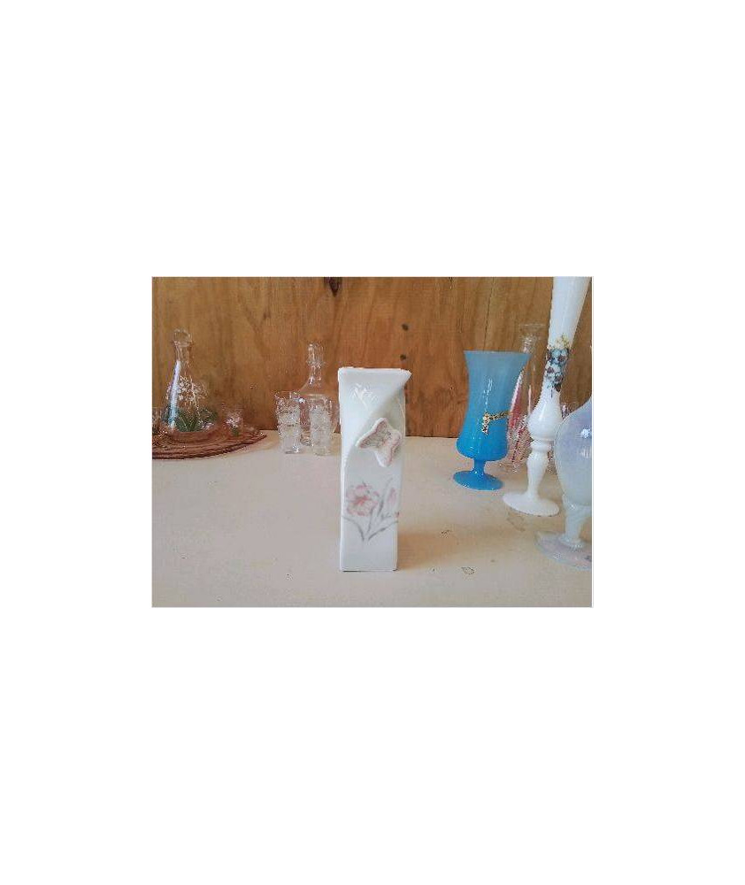 PETIT VASE PAPILLON EN PORCELAINE 