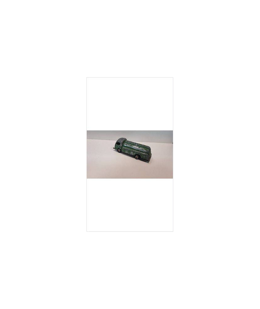 CAMION CITERNE VERT EN L\'ETAT