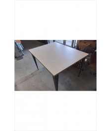 TABLE PIED MÉTAL 115X88CM (EN L’ÉTAT)