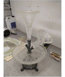 CENTRE DE TABLE METAL / VERRE ( MANQUE UNE TULIPE)