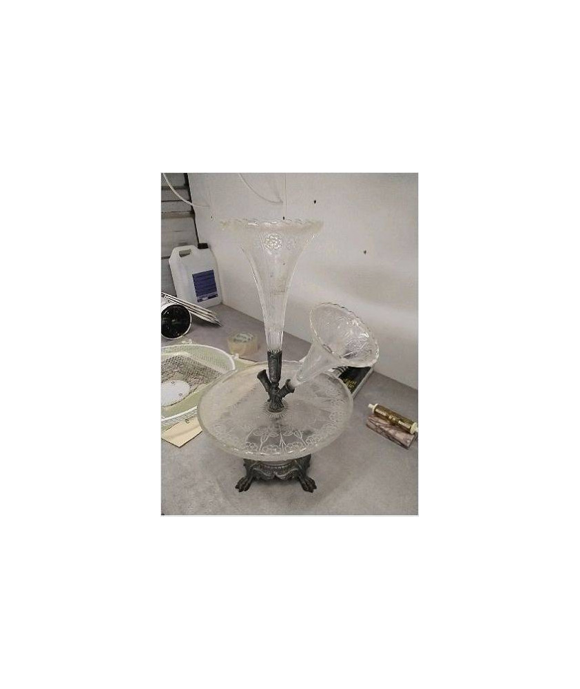CENTRE DE TABLE METAL / VERRE ( MANQUE UNE TULIPE)
