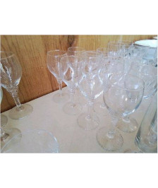 LOT 8 VERRES A VIN EN CRISTALIN 