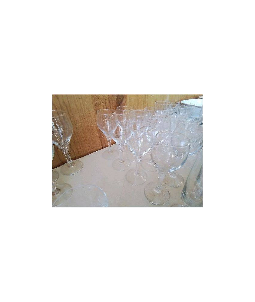 LOT 8 VERRES A VIN EN CRISTALIN 