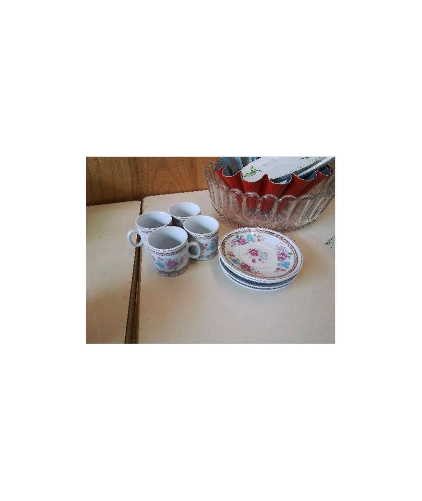 LOT 4 TASSES A MOTIF FLORAL