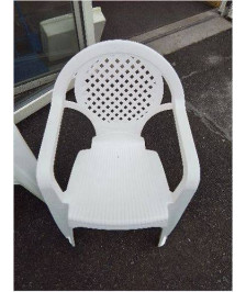 FAUTEUIL DE JARDIN RÉSINE ECRU DOSSIER A CROISILLONS 