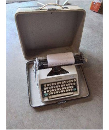 MACHINE A ECRIRE OLYMPIA AVEC VALISE