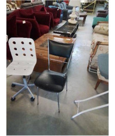CHAISE PIÈTEMENT MÉTAL CHROMÉ ASSISE ET DOSSIER SKAÏ NOIR ANNÉES 70