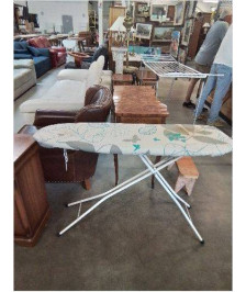 TABLE A REPASSER MÉTAL BLANC TISSU ECRU AUX PAPILLON 