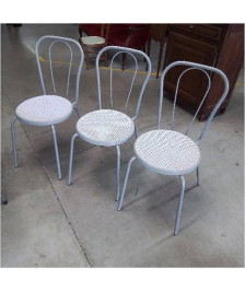 CHAISE GRISE ASSISE BLANCHE