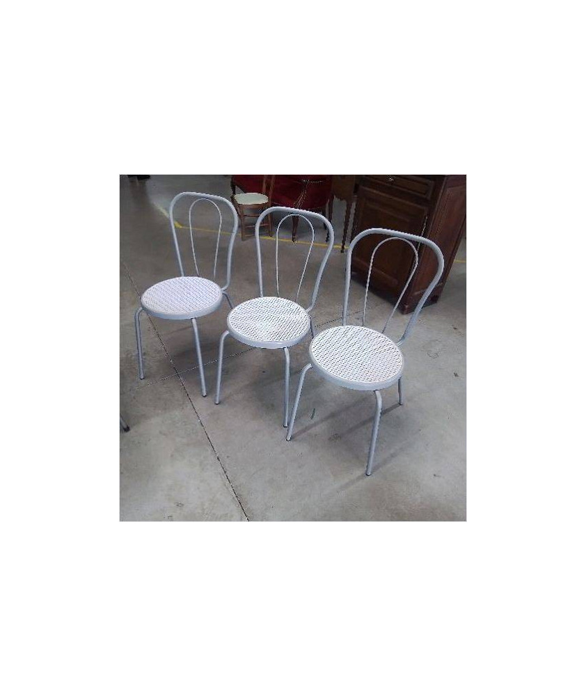 CHAISE GRISE ASSISE BLANCHE