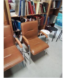 FAUTEUIL PIÈTEMENT MÉTAL CHROMÉ ACCOTOIRS BOIS ASSISE ET DOSSIER SKAÏ FAUVE 