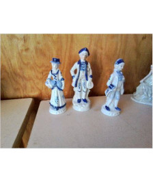 FIGURINE EN PORCELAINE ÉMAILLÉE 