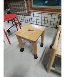 TABOURET A ROULETTES BOIS CLAIR A POIGNÉE 