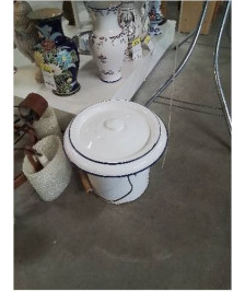 POT DE CHAMBRE TÔLE ÉMAILLÉE BLANC LISERÉ BLEU