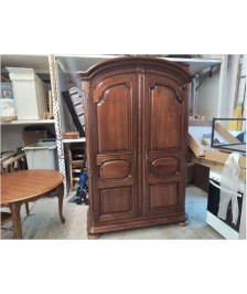 BELLE ARMOIRE 2 PORTES EN MERISIER CHAPEAU DE GENGARME