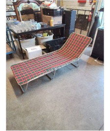 LIT DE CAMP PLIANT METAL ET TISSU ÉCOSSAIS ROUGE ET VERT FAMAL ANNÉES 60