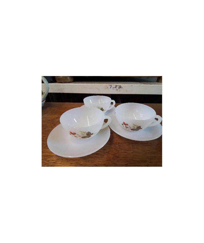 LOT DE 3 TASSES EN ARCOPAL 