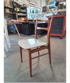 CHAISE SCANDINAVE BOIS CLAIR CAPITONNÉ SKAÏ ECRU ANNÉES 60