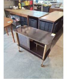 MEUBLE BAR A ROULETTES FORMICA ET MÉTAL DORÉ ANNÉES 70