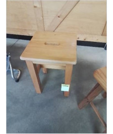 TABOURET CARRÉ A ENTRETOISE ET POIGNÉE PIN