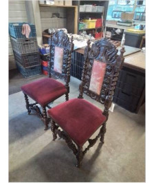 PAIRE DE CHAISES BOIS SCULPTÉ STYLE GOTHIQUE ASSISE VELOURS  GRENAT FIN XIXE