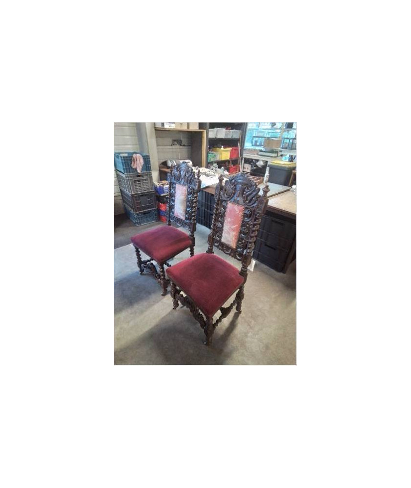PAIRE DE CHAISES BOIS SCULPTÉ STYLE GOTHIQUE ASSISE VELOURS  GRENAT FIN XIXE