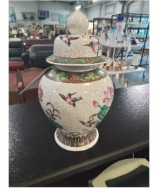 VASE COUVERT ASIATIQUE CÉRAMIQUE ÉMAILLÉE AUX LOTUS ET OISEAUX  