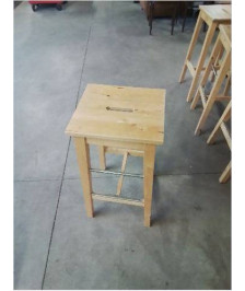 TABOURET DE BAR BOIS CLAIR A POIGNÉE ET MÉTAL CHROMÉ 