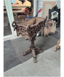 JARDINIÈRE SUR PIED BOIS SCULPTÉ AUX FEUILLAGES FORÊT NOIR XIXE