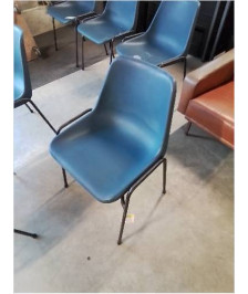 CHAISE D’ACCEUIL PIÈTEMENT MÉTAL NOIR ASSISE RESINE BLEU HILLE ANNÉES 70