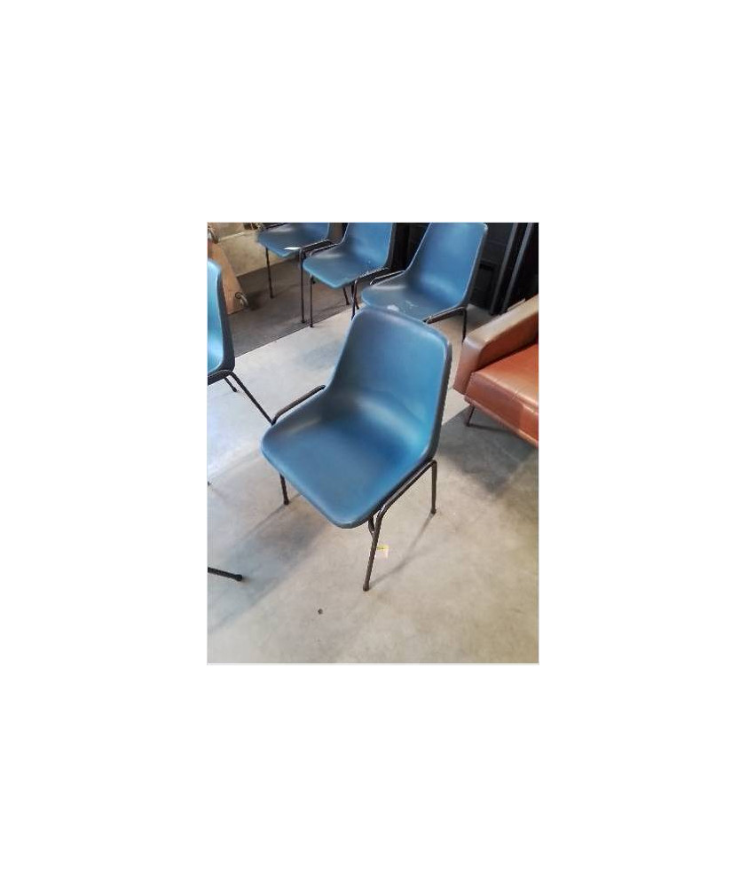 CHAISE D’ACCEUIL PIÈTEMENT MÉTAL NOIR ASSISE RESINE BLEU HILLE ANNÉES 70 CHAISE D’ACCEUIL PIÈTEMENT MÉTAL NOIR ASSISE RESINE BLEU HILLE ANNÉES 70