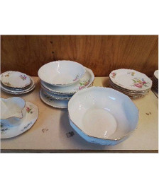 PLAT EN PORCELAINE AVEC MOTIF FLORAL 