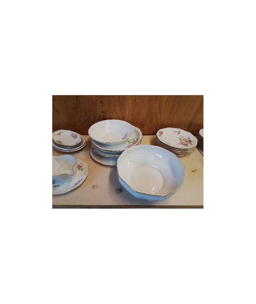 PLAT EN PORCELAINE AVEC MOTIF FLORAL 