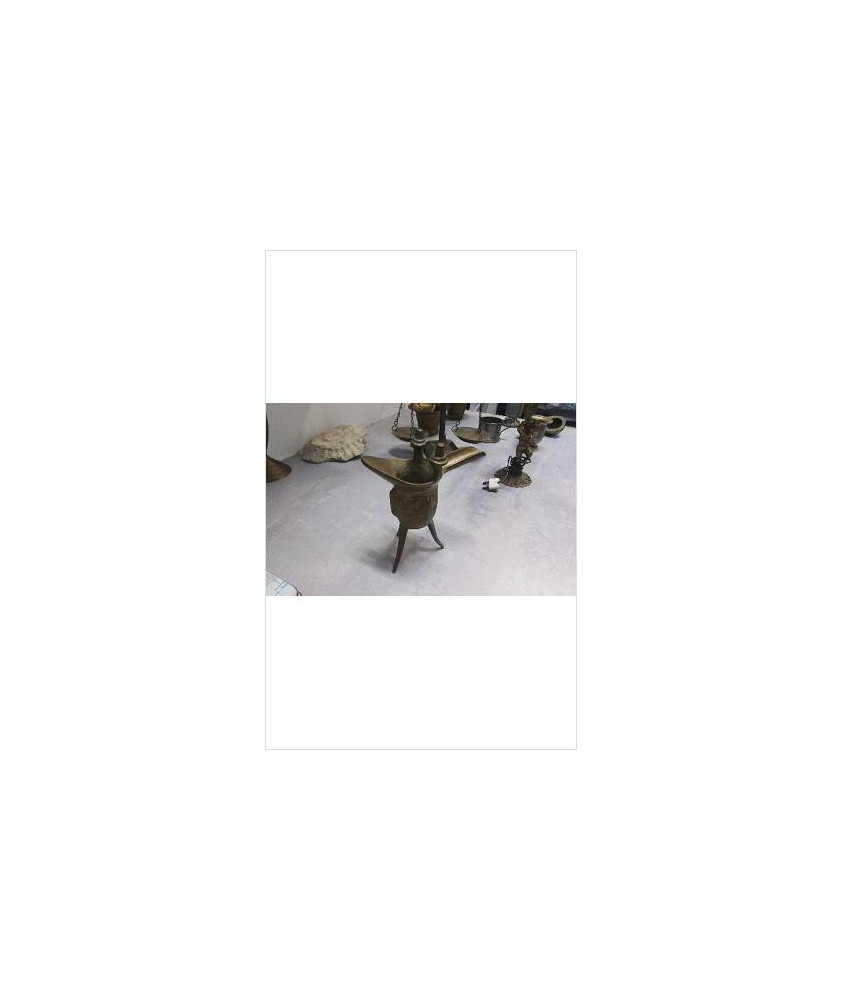 VERRE VIN ANTIQUE TRIPODE 