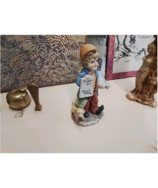 FIGURINE PORTEUR DE JOURNEAUX