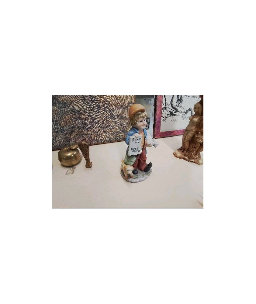 FIGURINE PORTEUR DE JOURNEAUX