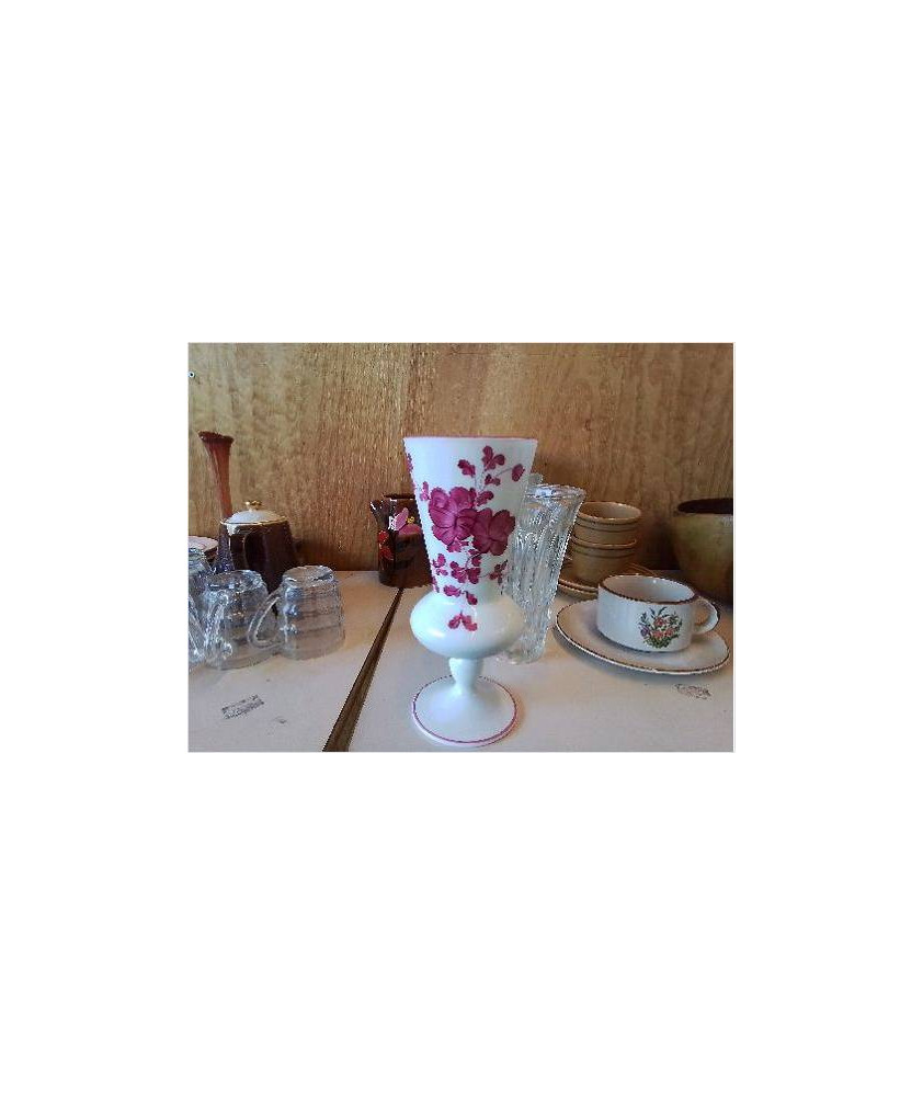 VASE EN OPALINE AVEC MOTIF FLORAL 