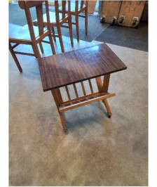 PORTE REVUES A  ROULETTES BOIS CLAIR DESSUS FORMICA MARRON 