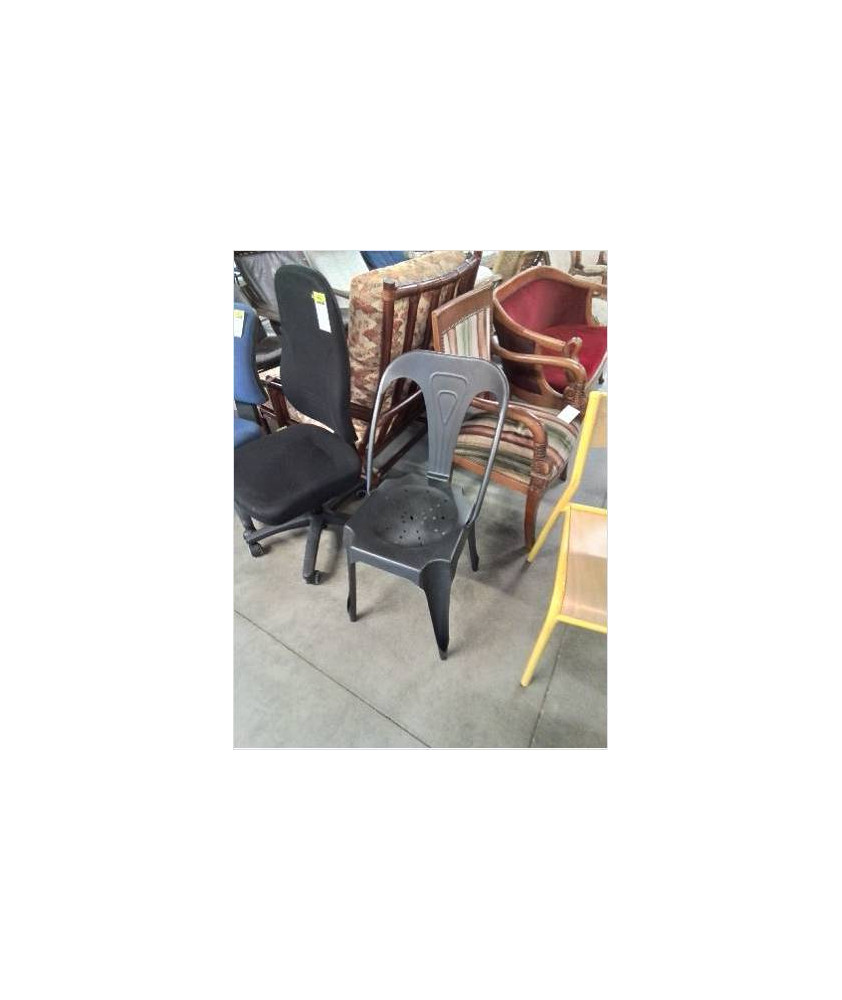CHAISE MÉTAL NOIR ASSISE PERFORÉE 