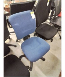 CHAISE DE BUREAU A ROULETTES RÉSINE NOIR ET TISSU BLEU 