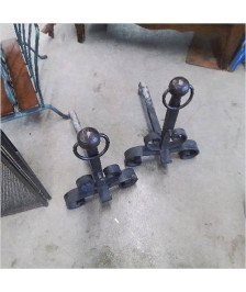 PAIRE DE CHENETS DESSUS BOULE