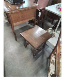 TABLE BASSE CARRÉ A ENTRETOISE PIEDS BALUSTRE STYLE RÉGENCE 