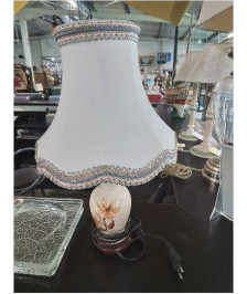 LAMPE CÉRAMIQUE ECU AUX FLEURS SOCLE BOIS AJ TISSU ECRU LISERÉ BLEU ROSE