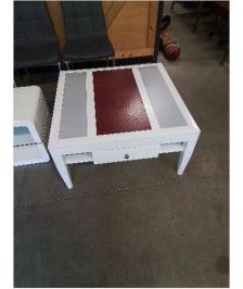 TABLE BASSE CARRÉ BOIS BLANC DESSUS ROUGE ET GRIS 1 TIROIR