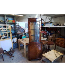 PETITE VITRINE D’ENCOIGNURE ACAJOU DE STYLE ANGLAIS