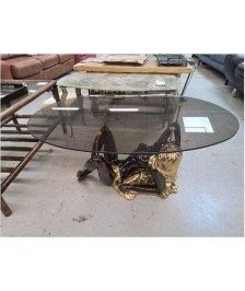 TABLE BASSE AVEC PLATEAU REPOSANT SUR UNE FEMME
