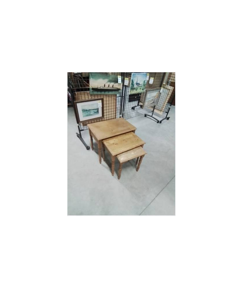 3 TABLES CIGOGNES PIEDS TOURNÉS PIN 