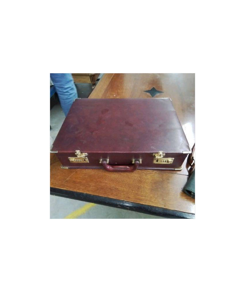 ATTACHÉ CASE A CODE
