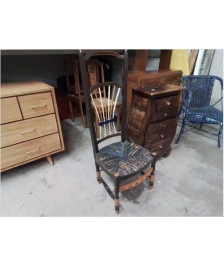 CHAISE NOURISSE DÉCORÉE