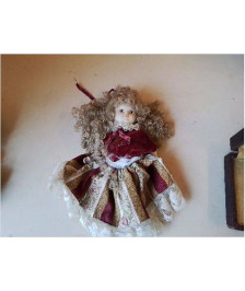 POUPÉE EN PORCELAINE 